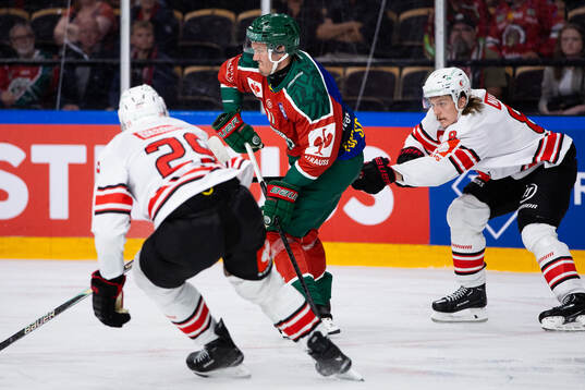 Max Lindholm of Frölunda and Sami Niku of Lausanne