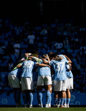 Malmö FFs spelare samlas i en ring