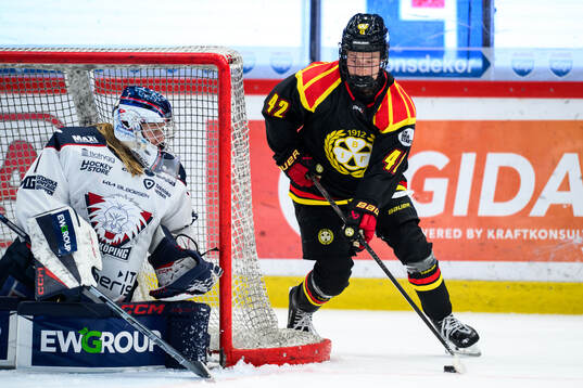 Linköpings målvakt Ebba Svensson Träff och Brynäs Viivi