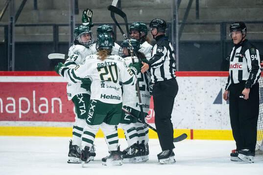 Färjestads Grace Parker jublar med lagkamrater