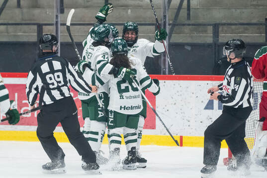 Färjestads Grace Parker jublar med lagkamrater