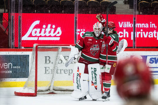 Modos målvakt Lovisa Persson jublar