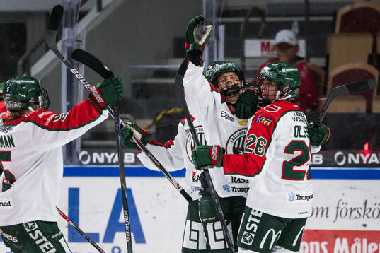 Frölundas Ella Hellman och Hanna Olsson jublar