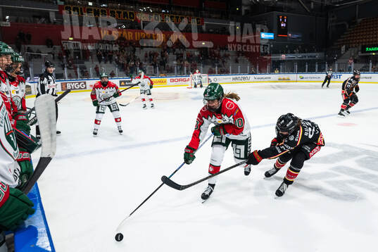 Frölundas Emilia Vesa och Luleås Sarah Bujold