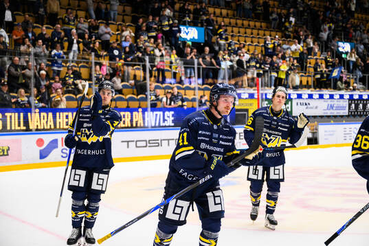 HV71s Riley Woods jublar