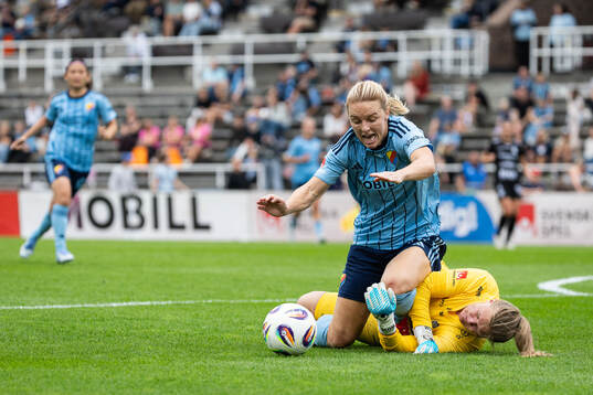 Djurgårdens Mimmi Larsson och Alingsås målvakt Alexandra