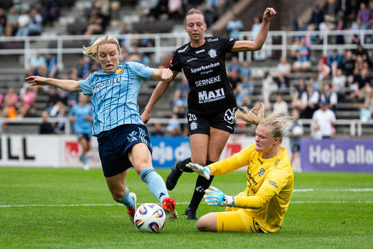 Djurgårdens Mimmi Larsson och Alingsås målvakt Alexandra