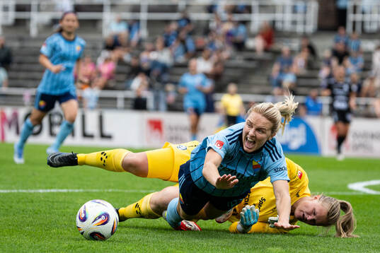 Djurgårdens Mimmi Larsson och Alingsås målvakt Alexandra