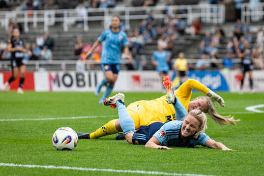 Djurgårdens Mimmi Larsson och Alingsås målvakt Alexandra