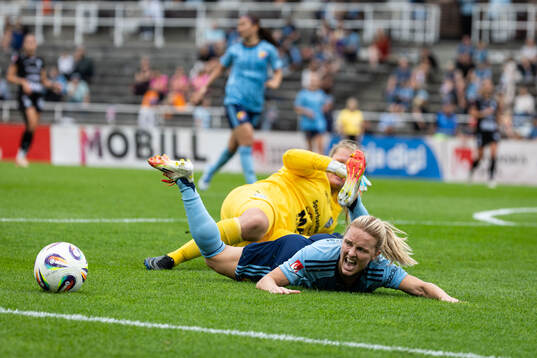 Djurgårdens Mimmi Larsson och Alingsås målvakt Alexandra
