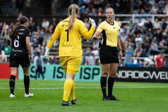 Alingsås målvakt Alexandra Blom och domare Minka Vekkeli