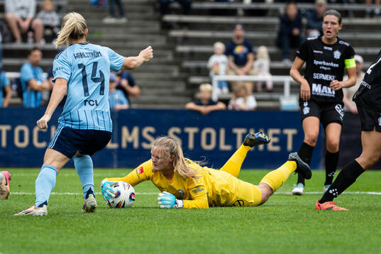 Djurgårdens Mimmi Larsson och Alingsås målvakt Alexandra