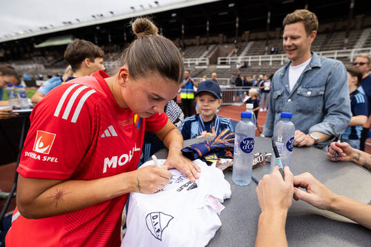 Djurgårdens målvakt Anna Aurora Koivunen med unga