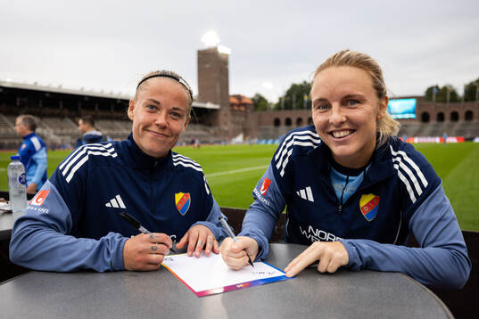 Djurgårdens Therese Åsland och Djurgårdens Mimmi Larsson