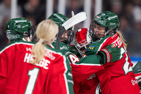 Frölundas Paula Bergström, målvakt Andrea Brändli och