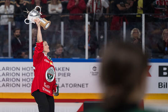 Michelle Karvinen lyfter SM-bucklan