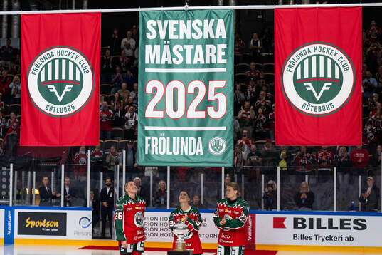 Hanna Olsson, Michelle Karvinen och Andrea Dalen framför