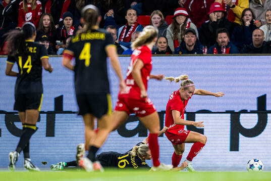 Lisa Naalsund of Manchester United and Nea Emilia Lehtola