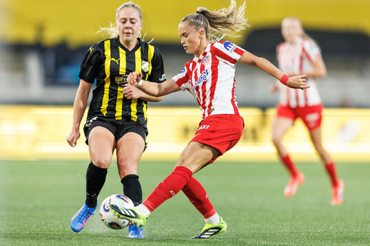 Alice Bergström of Häcken and Andrea Medina of Atletico