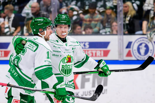 Rögles Lukas Ekeståhl-Jonsson och Anton Bengtsson jublar