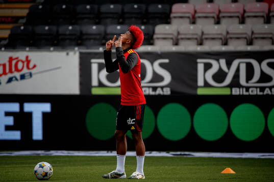 Östersunds Chovanie Shakur Amatkarijo ber innan matchen