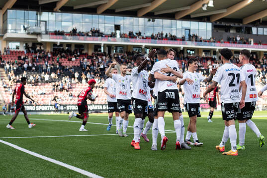Örebros Ahmed Yasin jublar med lagkamrater