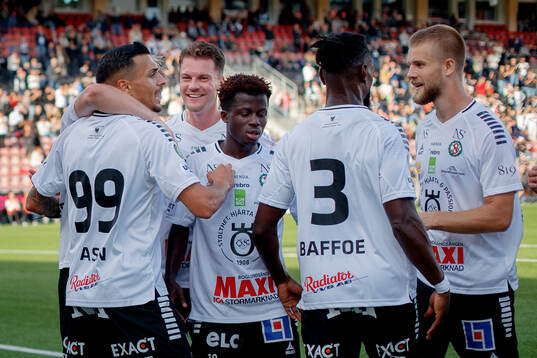 Örebros Ahmed Yasin och Samuel Kroon jublar