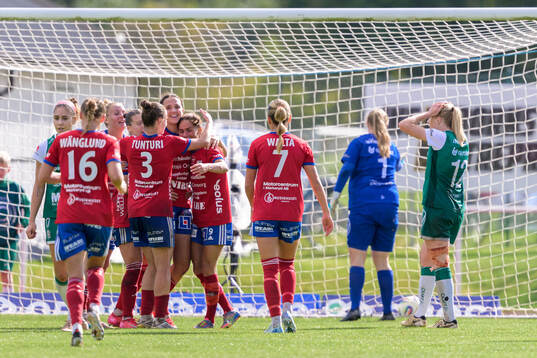 Vittsjös Daniela Galic jublar med lagkamrater