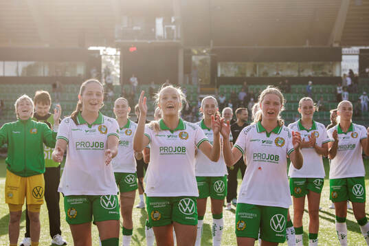 Hammarbys Stella Maiquez, Smilla Holmberg och Hannah