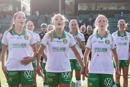 Hammarbys Stella Maiquez, Smilla Holmberg och Hannah