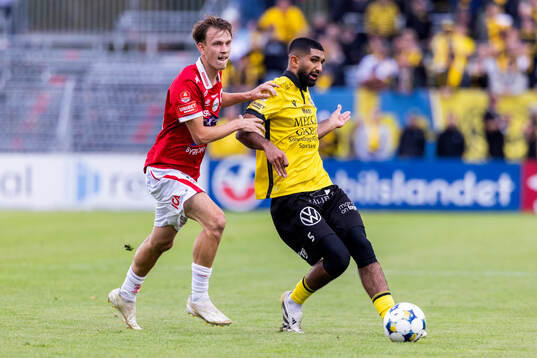 Degerfors Kazper Karlsson och Mjällbys Abdullah Iqbal