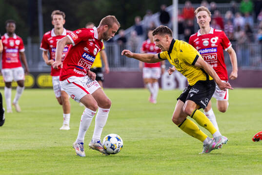 Degerfors Daniel Sundgren  och Mjällbys Timo Stavitski