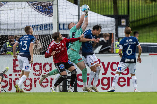 IFK Norrköpings Christoffer Nyman och Halmstads målvakt