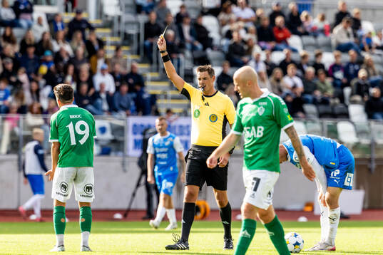 Domare Magnus Lindgren visar Brages Haris Brkic gult kort