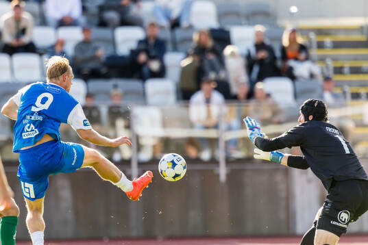 Oddevolds Linus Tornblad och Brages målvakt Viktor Frodig