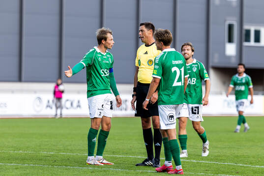 Domare Magnus Lindgren visar ut Brages Alexander