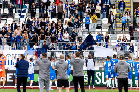 Oddevolds spelare jublar med fansen
