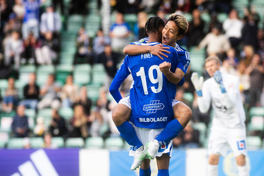 GIF Sundsvalls Taiki Kagayama jublar med Yacqub Finey