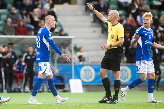 GIF Sundsvalls Lucas Forsberg reagerar mot domare Pontus