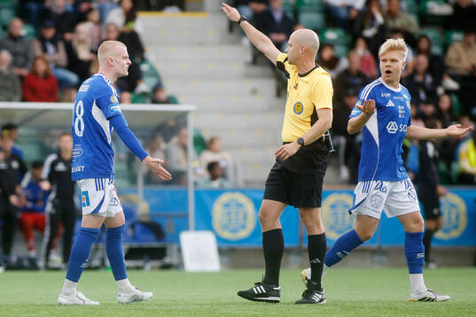 GIF Sundsvalls Lucas Forsberg och domare Pontus Olofsson