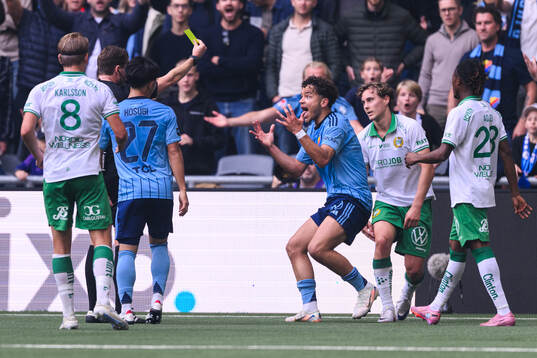 Djurgårdens Mikael Anderson reagerar mot domare Joakim