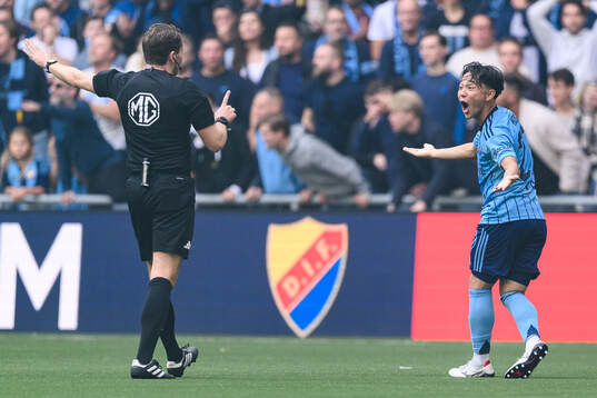 Djurgårdens Keita Kosugi reagerar mot domare Joakim