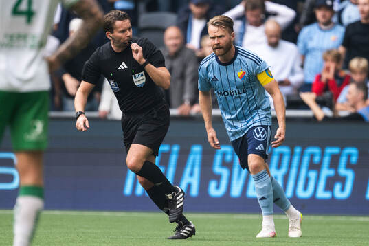 Djurgårdens Jacob Une reagerar mot domare Joakim Östling