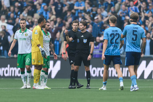 Hammarbys Pavle Vagic, målvakt Warner Hahn och Nahir