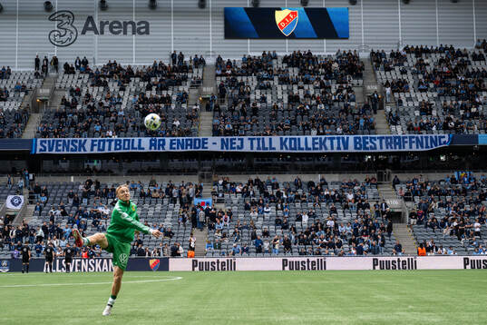 Djurgårdens supportrar med en banderoll