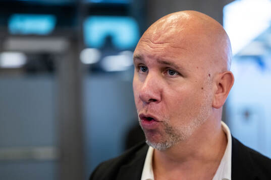 Hammarbys sportchef Mikael Hjelmberg i mixade zonen