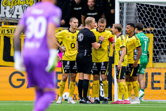 Elfsborgs spelare i samtal med domare Adam Ladebäck