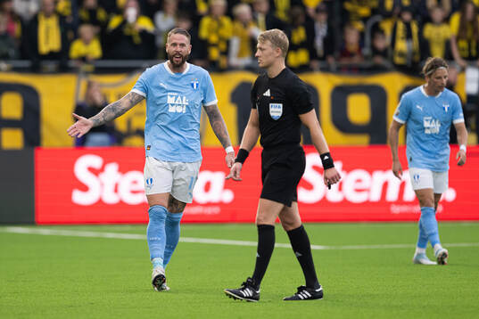 Malmö FFs Pontus Jansson reagerar på domare Adam Ladebäck