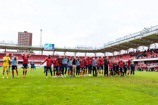 Östers spelare jublar