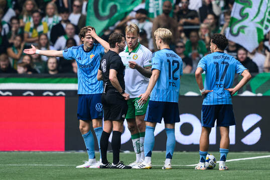 Hammarbys Victor Eriksson i samtal med domare Joakim